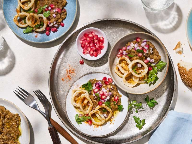 Gebratene Tintenfischringe auf Auberginen-Mousse 