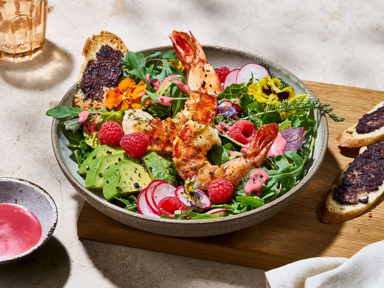Garnelen auf buntem Wildkräutersalat
