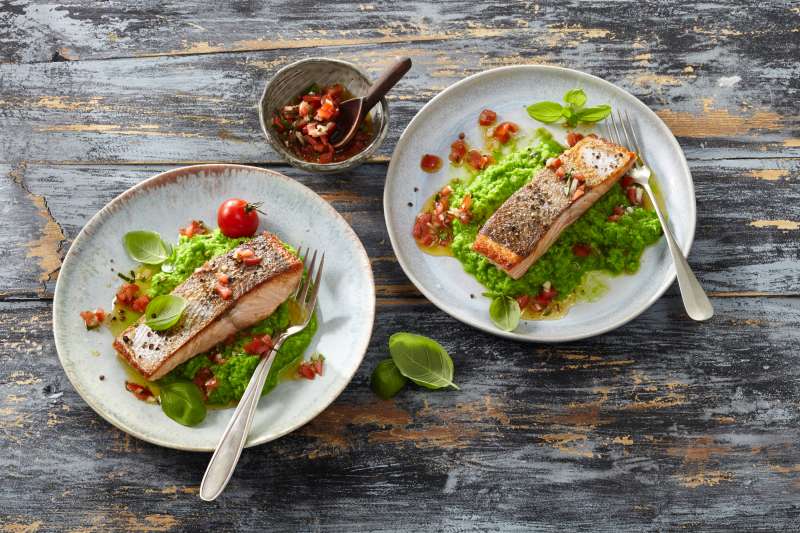 Krosses Lachsfilet auf Erbsenpüree