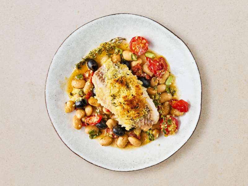 Rotbarsch mit Kräuterkruste auf weißen Bohnen