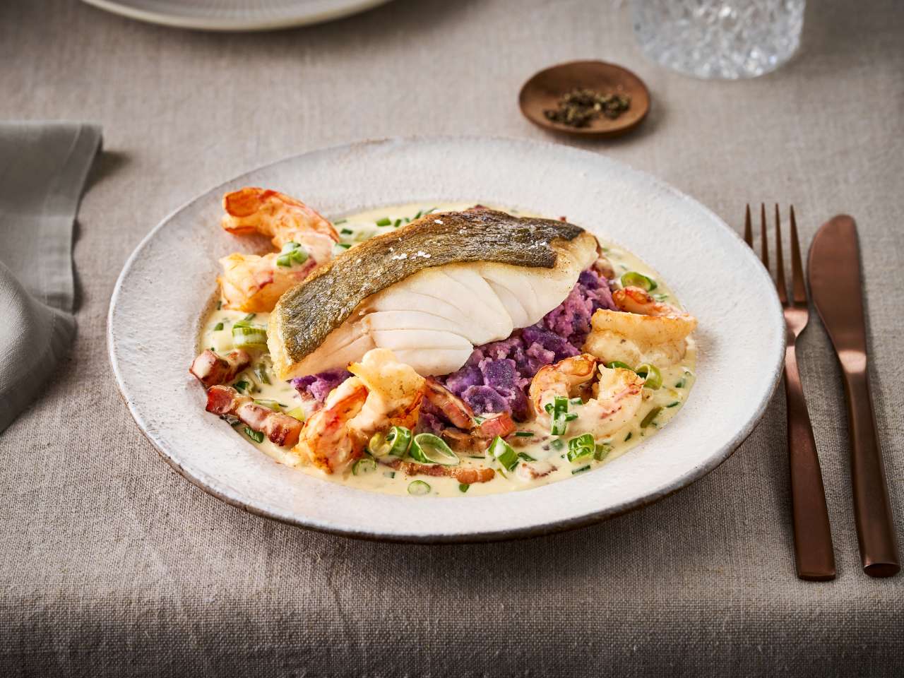 Gebratener Skrei mit Garnelen in Rahmsauce