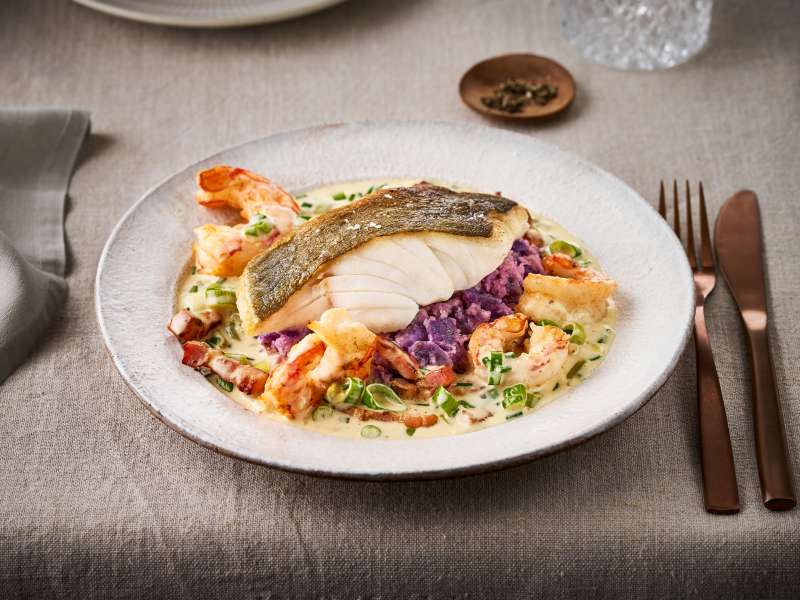 Gebratener Skrei mit Garnelen in Rahmsauce