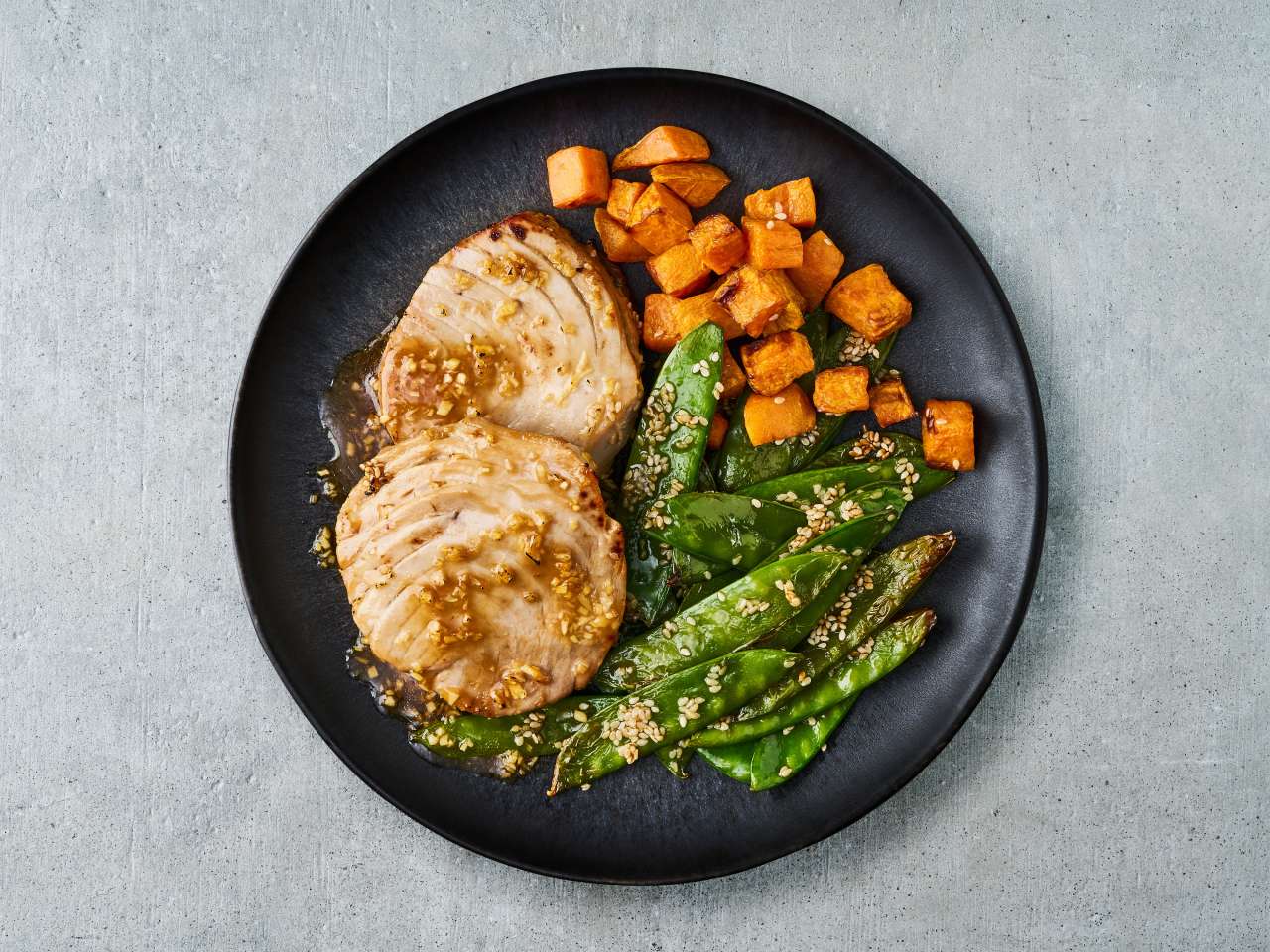 Thunfischsteaks mit Süßkartoffel und Zuckerschoten aus dem Airfryer 