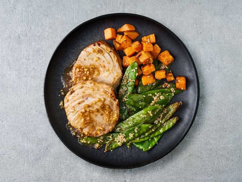 Thunfischsteaks mit Süßkartoffel und Zuckerschoten aus dem Airfryer 
