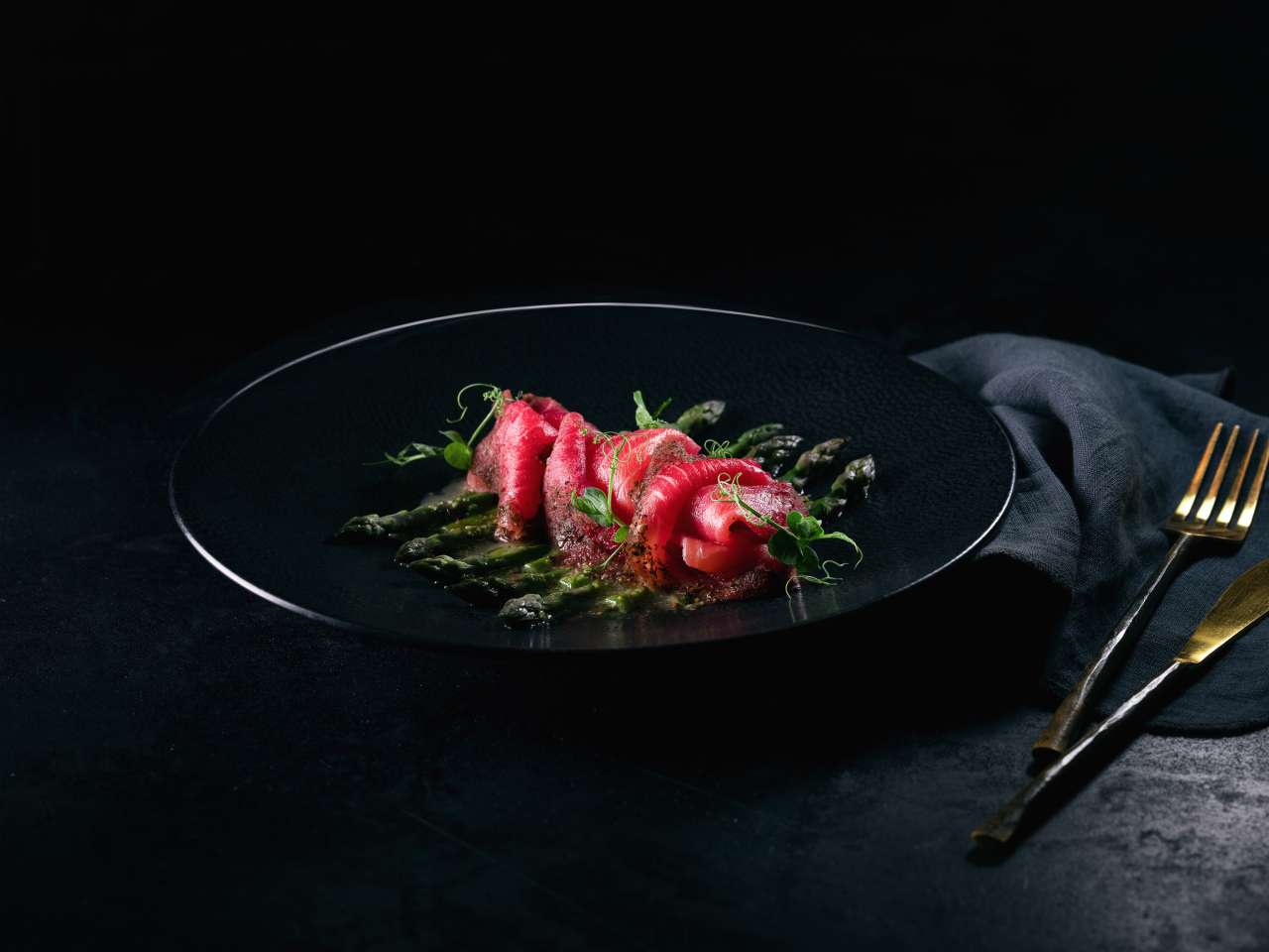 Räucherlachs auf Spargelcarpaccio