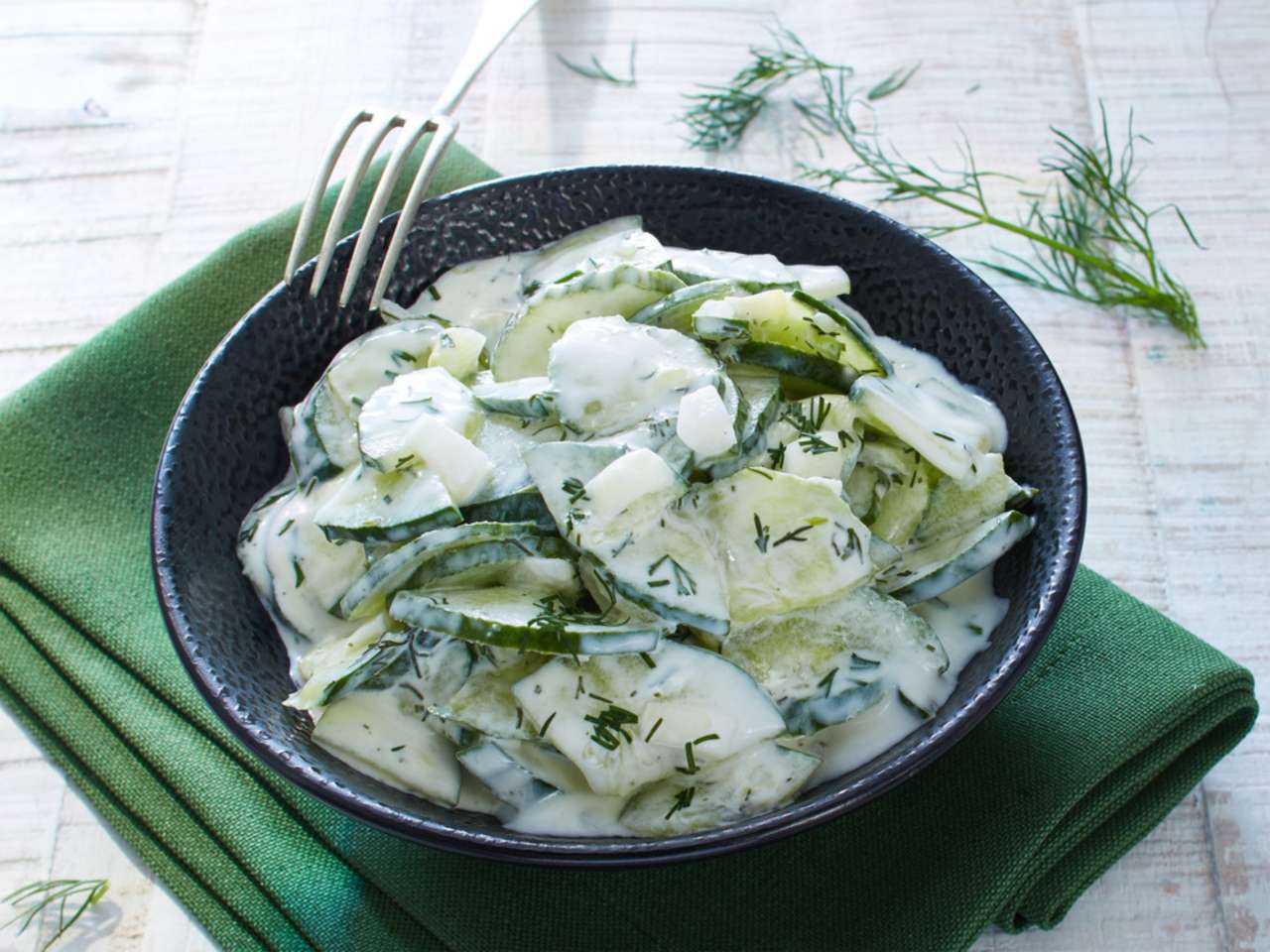 Gurkensalat in Joghurtdressing