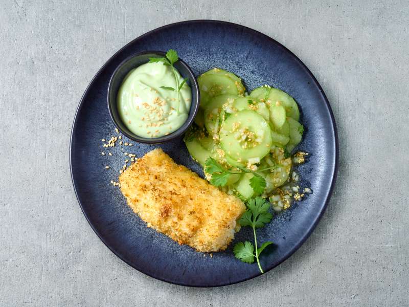 Selbstgemachter Backfisch mit Sesam-Gurkensalat