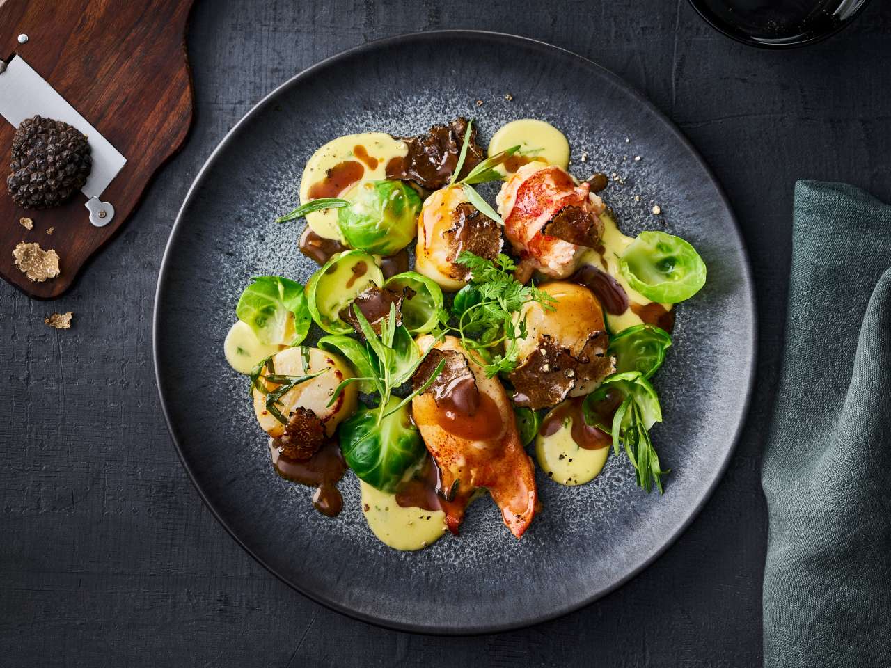 Kammmuscheln und Hummerfleisch mit Trüffel-Madeira-Butter und Sauce Hollandaise Kammmuscheln und Hummerfleisch mit Trüffel-Madeira-Butter und Sauce Hollandaise