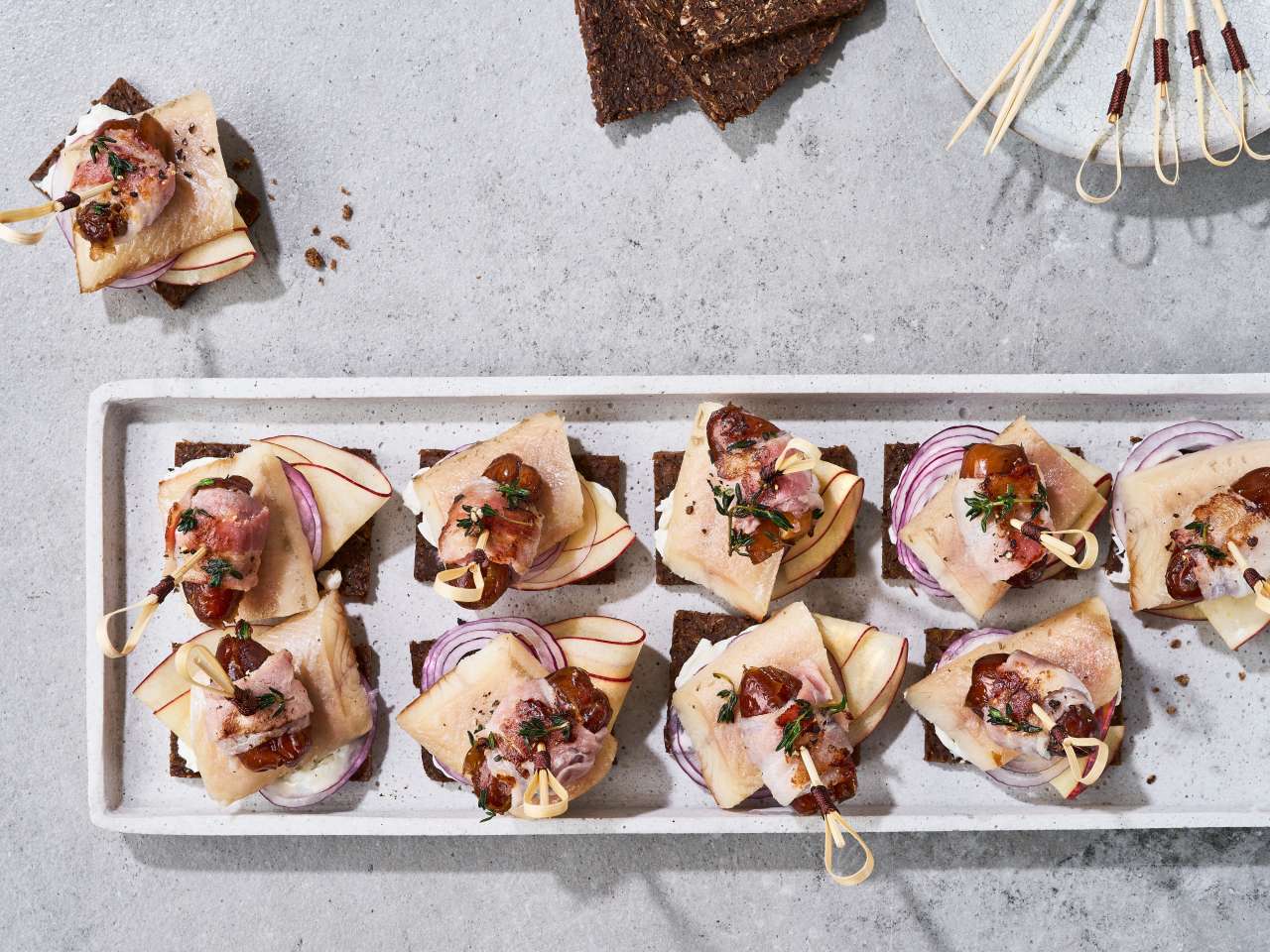 Räucheraal Häppchen mit Apfel und Speckdattel