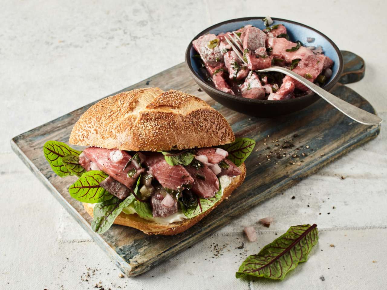 Matjesbrötchen mit Kräutervinaigrette