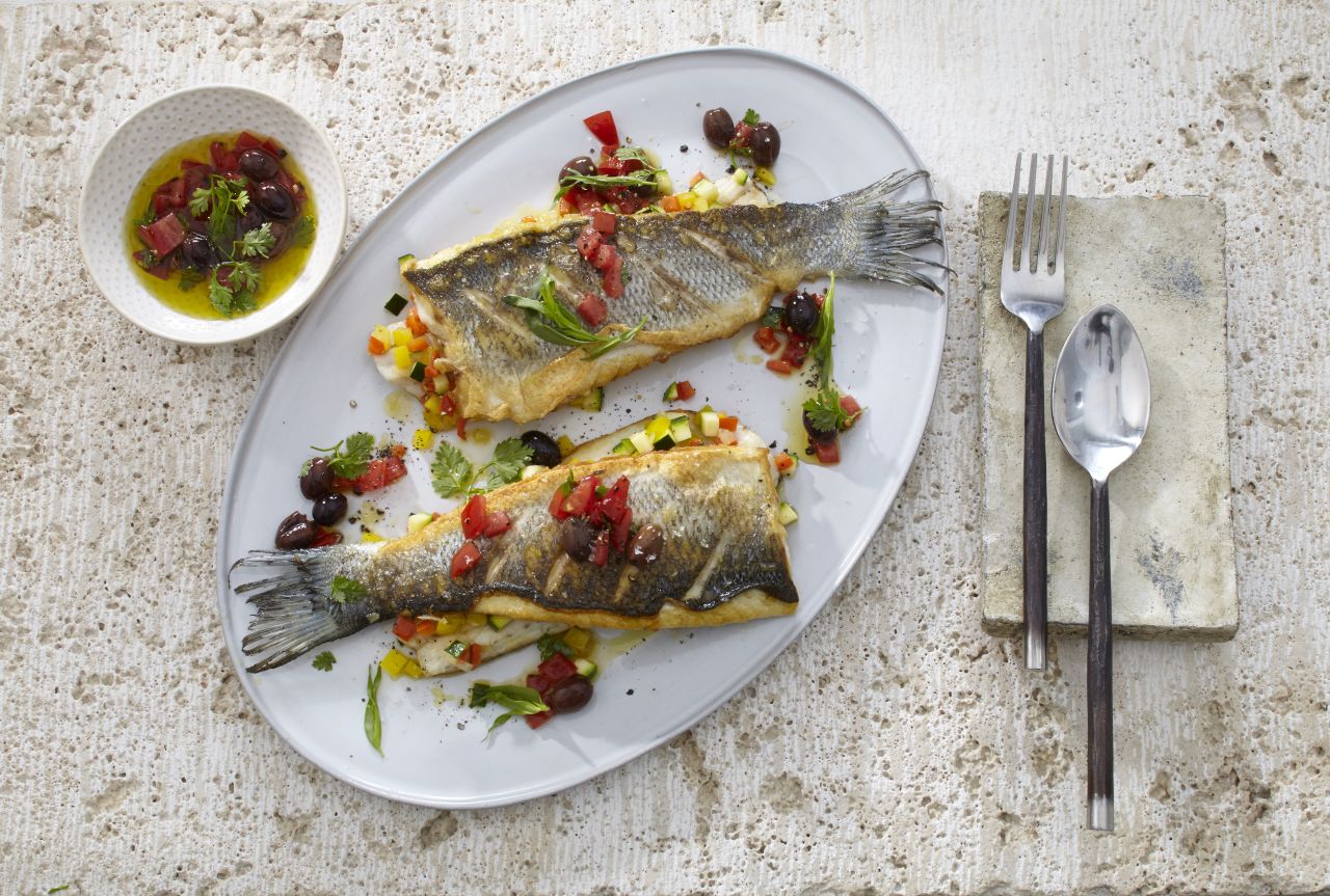 Wolfsbarsch-mit-mediterranem-Gemuese-Rezepte-Hauptgerichte-Aufmacher