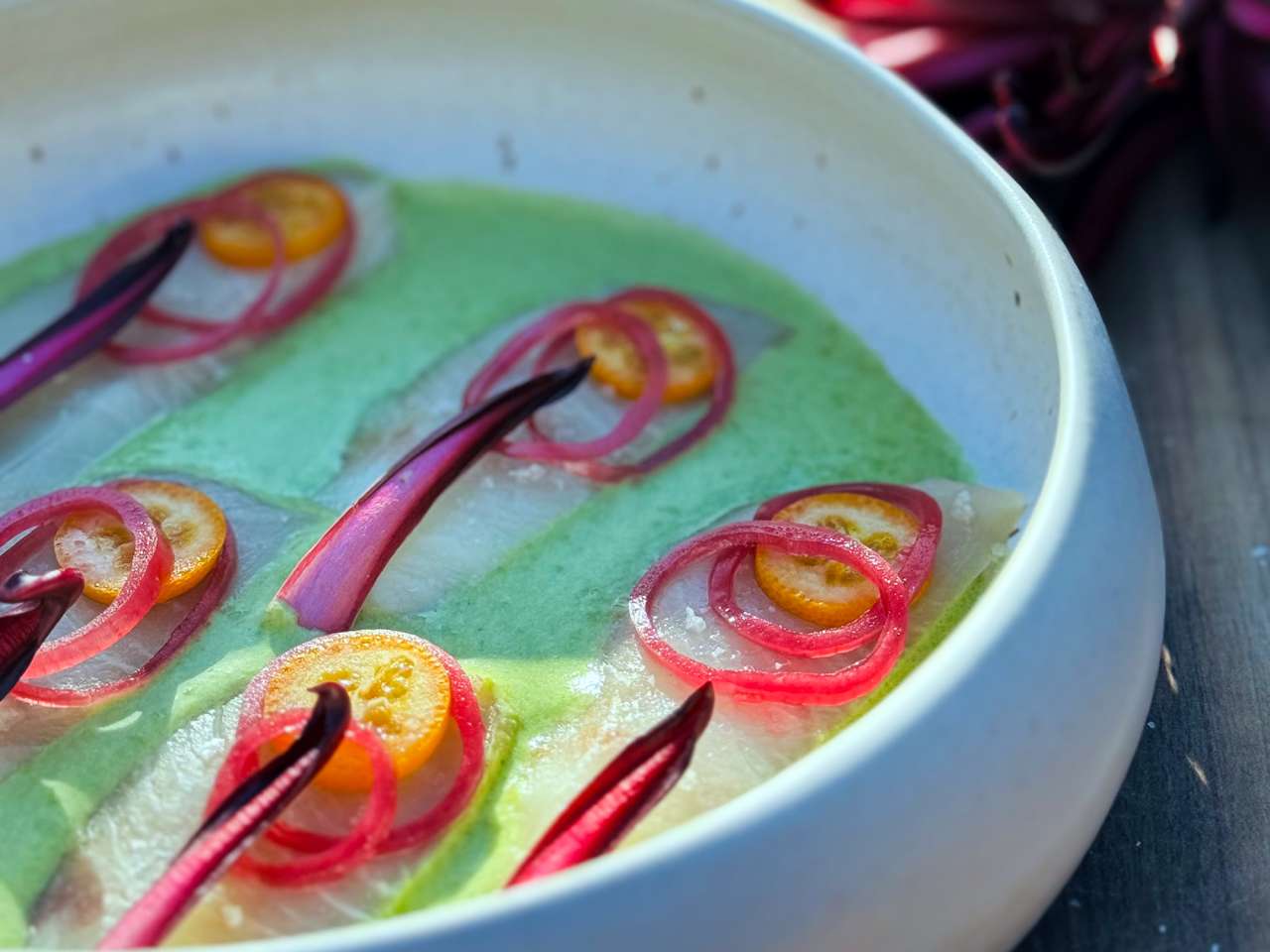 Makrelen-Crudo mit Kokos-Gurken-Mango-Nage