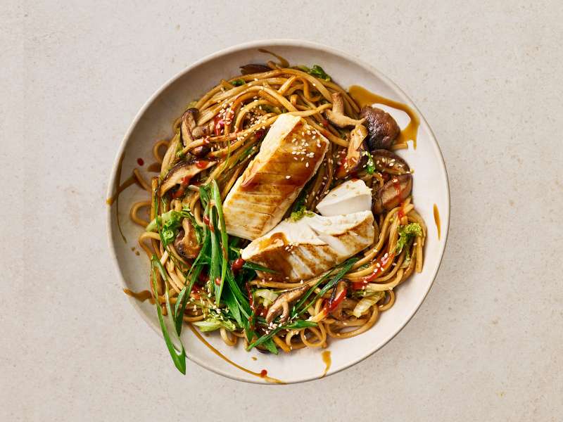 Heilbutt auf spicy Udon-Nudeln Heilbutt auf spicy Udon-Nudeln