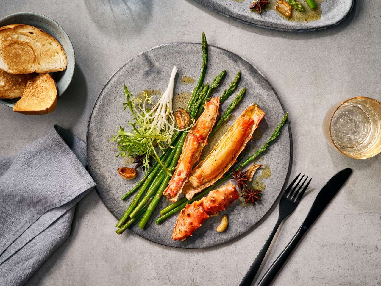 Königskrabbenbeine mit Sternanis-Knoblauch-Zitronenbutter Königskrabbenbeine mit Sternanis-Knoblauch-Zitronenbutter