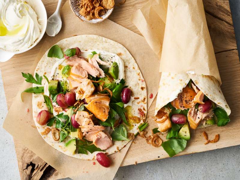Lachs-Wraps mit Avocado und Trauben