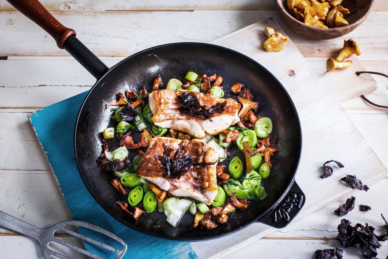 Rezept: Rotbarsch auf Pilz-Lauch-Pfanne