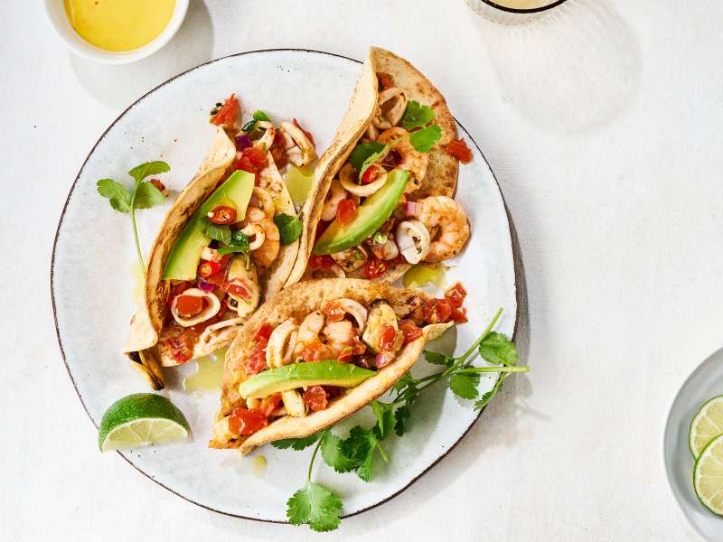 Tortillas mit Meeresfrüchten und scharfer Avocado
