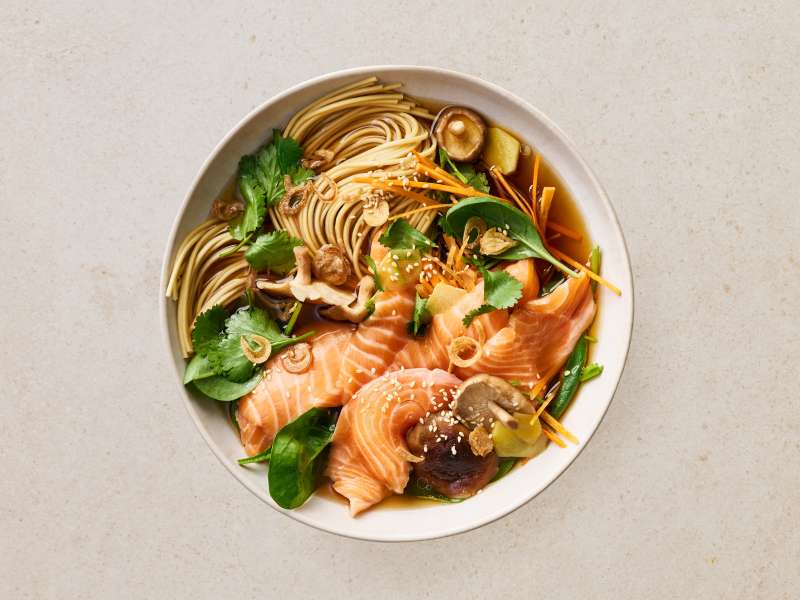 Schnelle Ramen mit Eismeer-Lachsforellenfilet