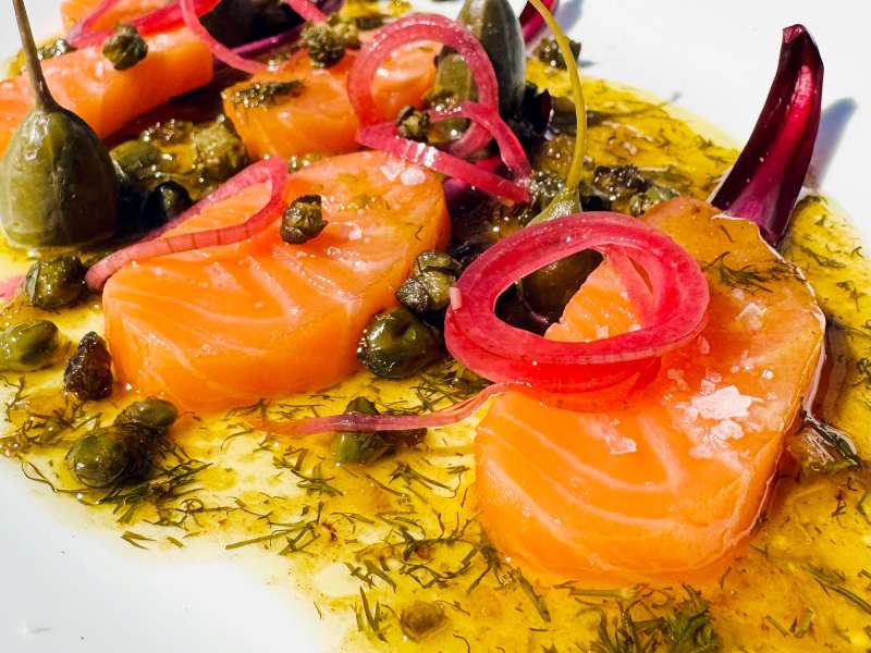Lachs-Crudo mit Zitronen-Dill-Sud & knusprigen Kapern