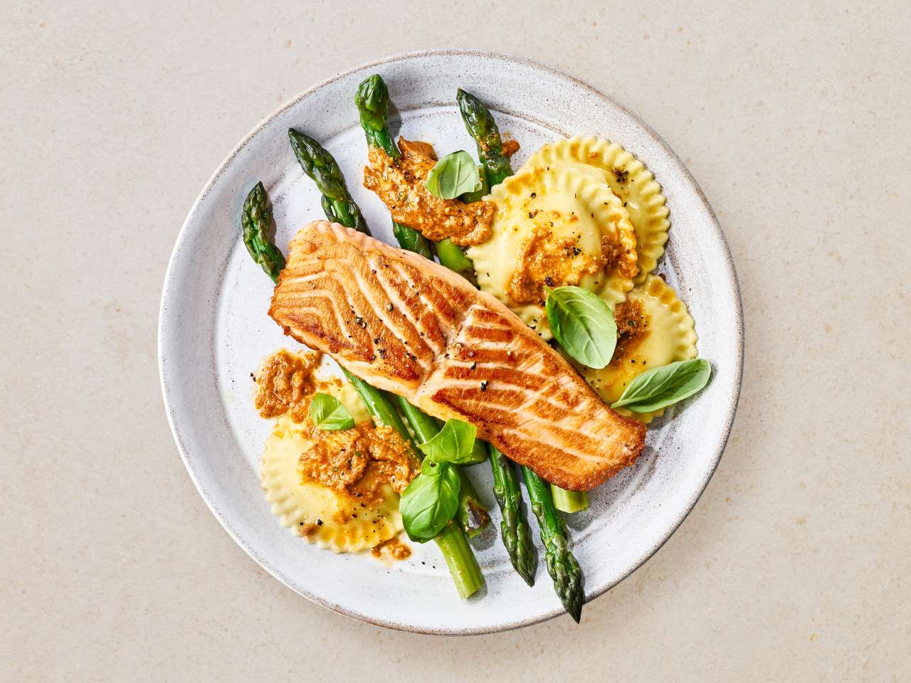 Rezept: Lachsfilet mit Spargel, Pasta und Tomatenpesto