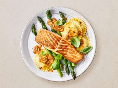 Lachsfilet mit Spargel, Pasta und Tomatenpesto