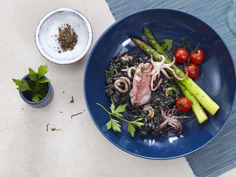 Calamaretti mit Risotto Nero