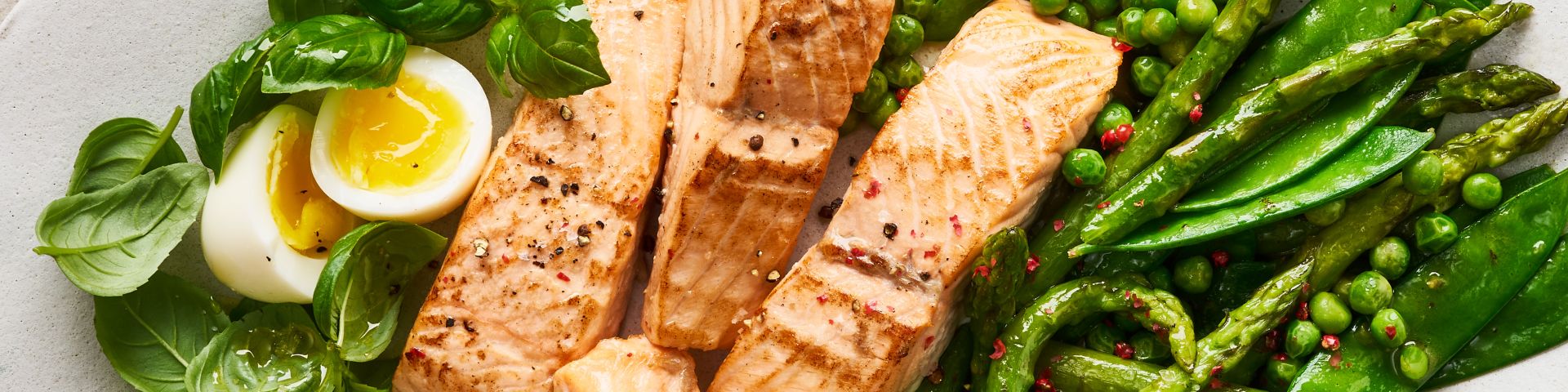 Lachsplatte mit grünem Spargel und Basilikum