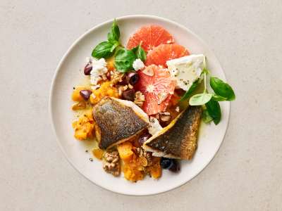 Wolfsbarsch auf Süßkartoffeln mit Grapefruitsalat
