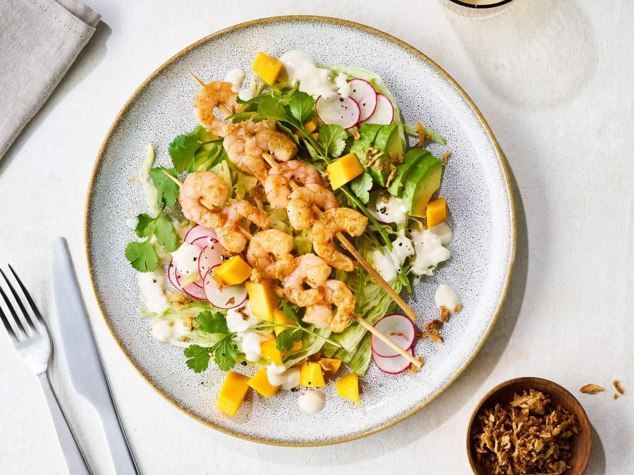 Fruchtiger Sommersalat mit Garnelen