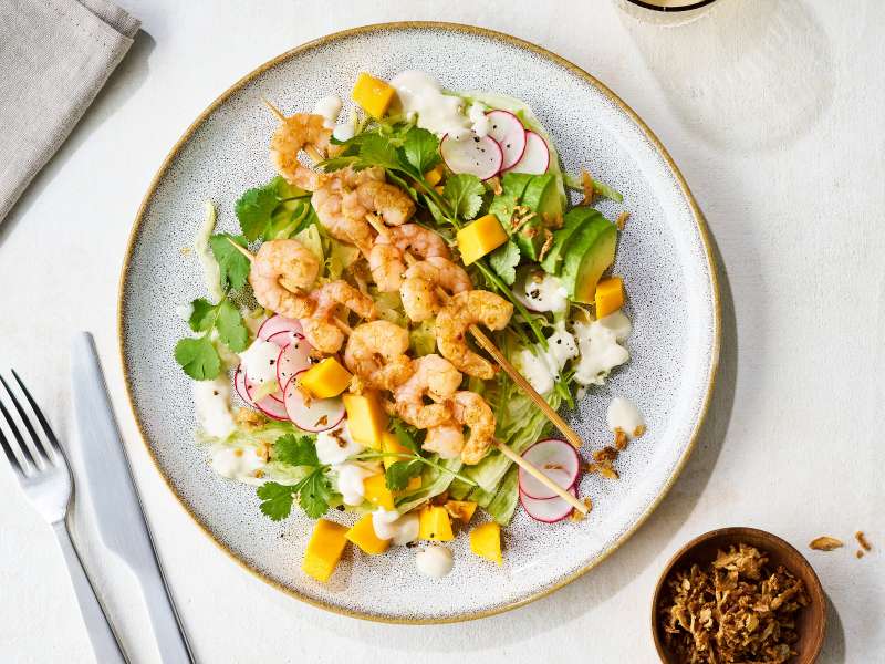 Fruchtiger Sommersalat mit Garnelen