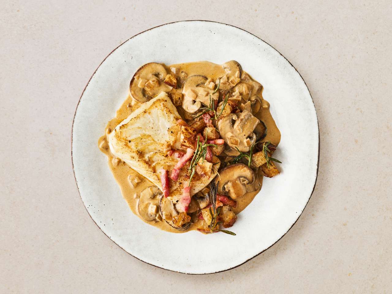 Kabeljau in Champignon-Zwiebel-Rahmsauce 
