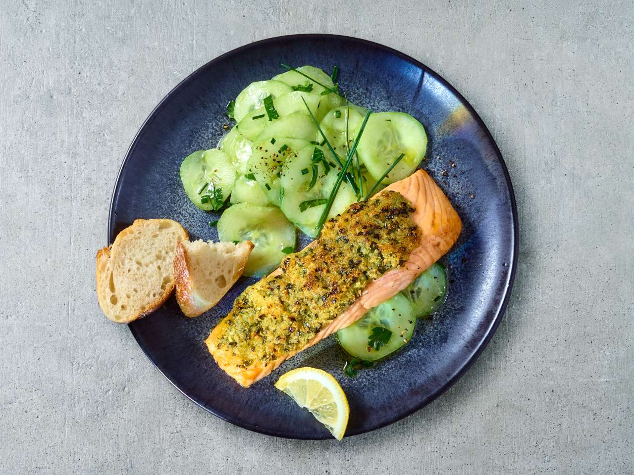 Lachsfilet à la Bordelaise mit Gurkensalat