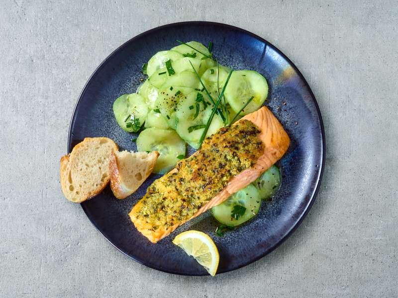 Lachsfilet à la Bordelaise mit Gurkensalat