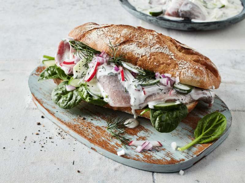 Matjesbrötchen mit Dillrahm