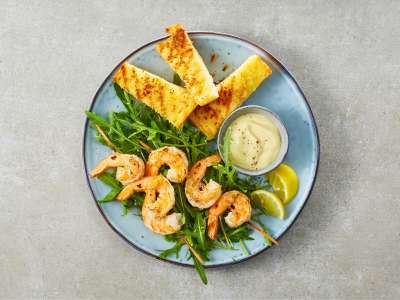 Gegrillte White Tiger-Spieße mit Knoblauchbrot und Aioli 
