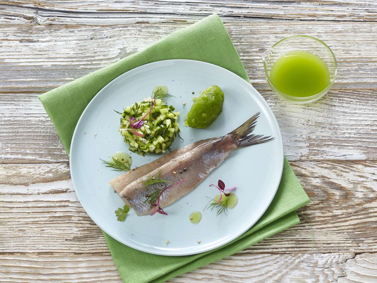 Rezept: Matjes mit Gin-Sorbet & Gurkentatar Rezept: Matjes mit Gin-Sorbet & Gurkentatar