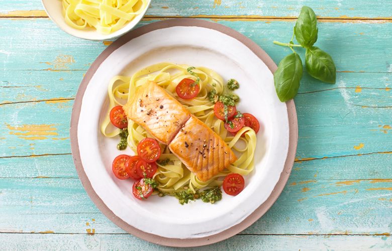 Wildlachsfilets mit Nudeln & Pesto