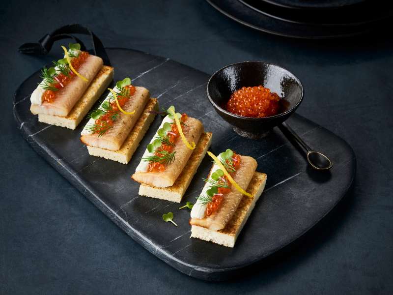 Räucheraal Canapés mit Meerrettichfrischkäse Räucheraal Canapés mit Meerrettichfrischkäse