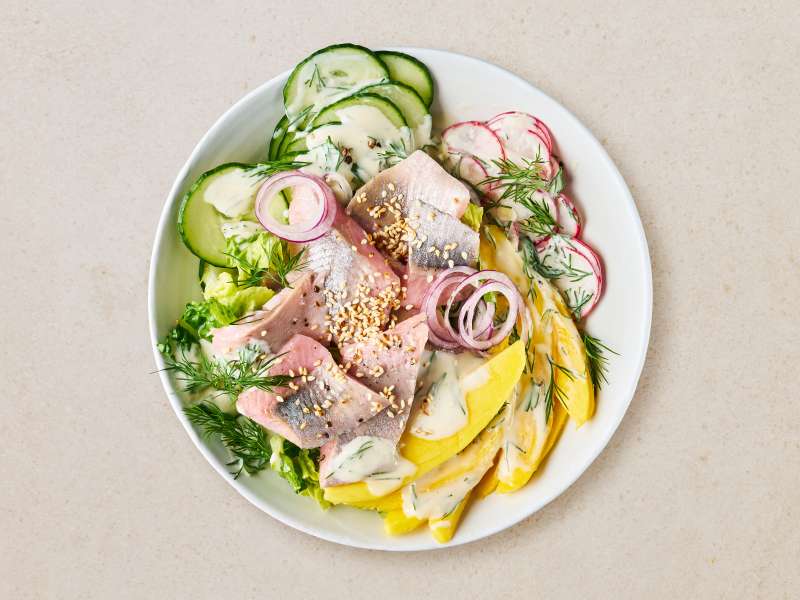 Matjes-Bowl mit Mango und Dill-Dressing