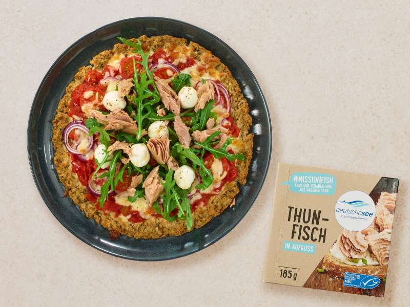 Thunfisch-Pizzaboden mit Mozzarella