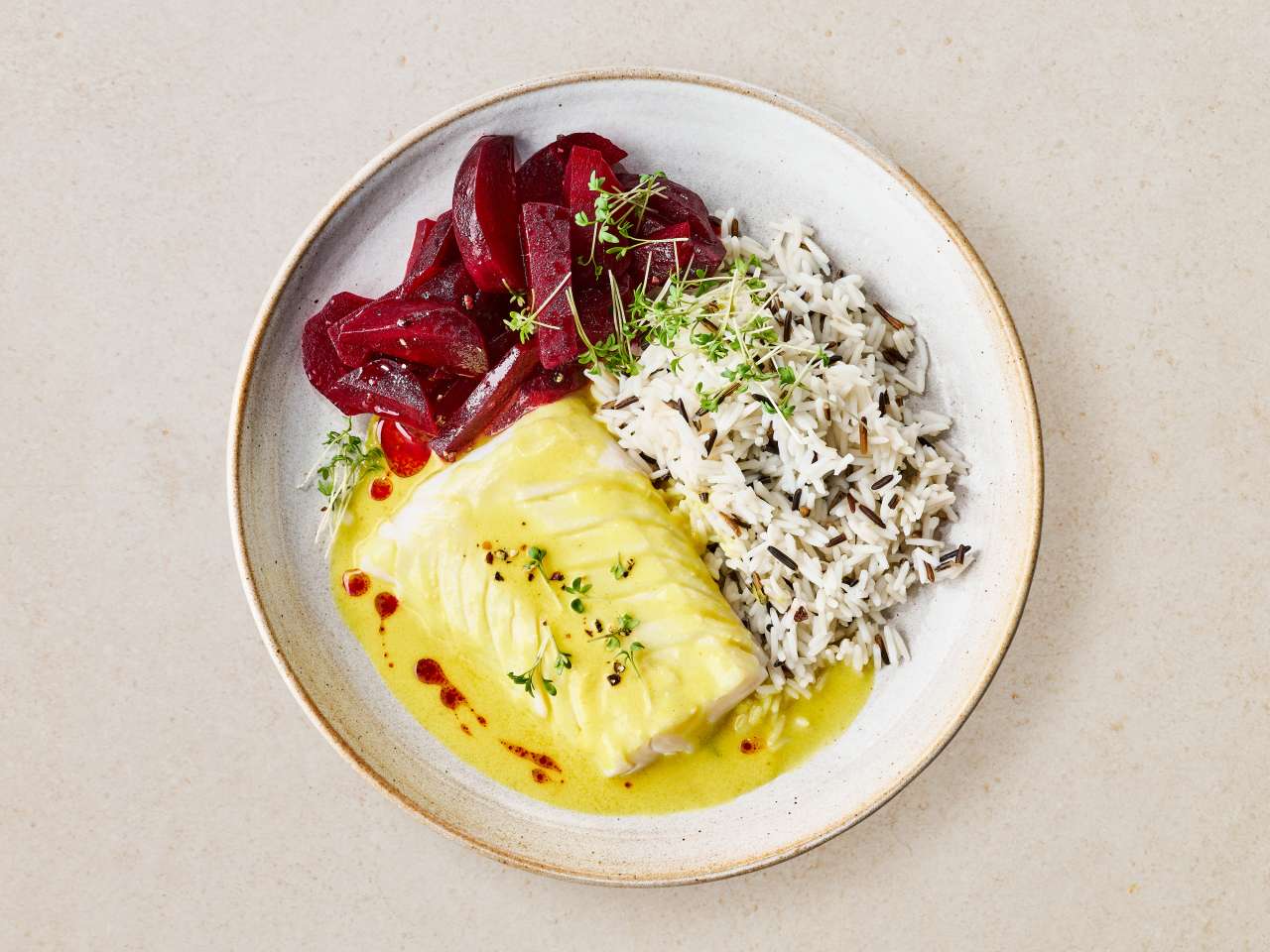 Pochierter Kabeljau mit Curry-Senf-Sauce 