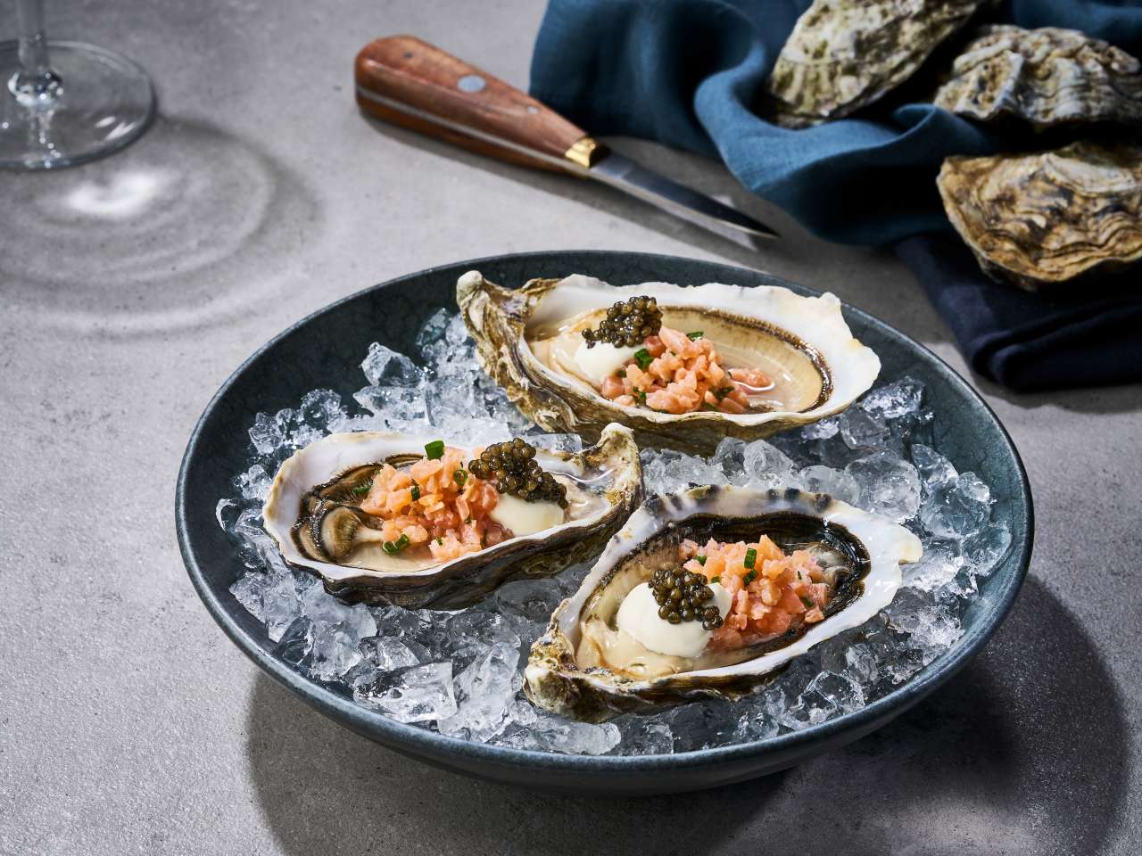 Rezept: Austern mit Lachstatar und Kaviar Rezept: Austern mit Lachstatar und Kaviar