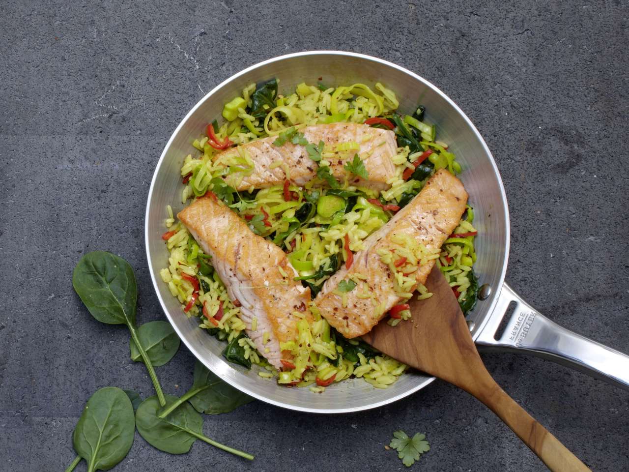 Lachspfanne mit Reis & Gemüse Lachspfanne mit Reis & Gemüse