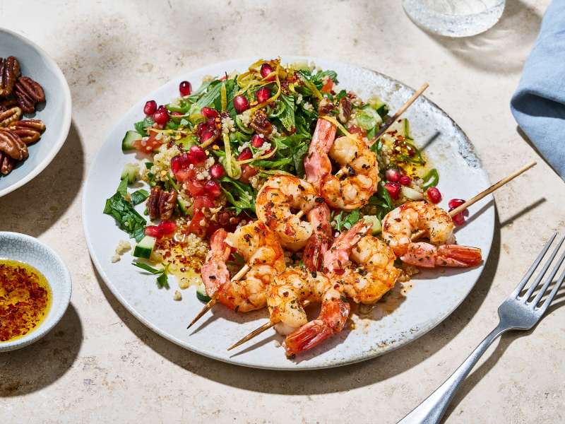 Garnelenspieße mit Zitronen-Quinoa-Taboulé