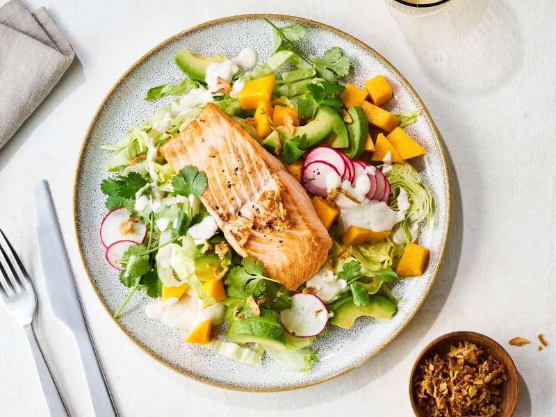 Fruchtiger Sommersalat mit Lachs 