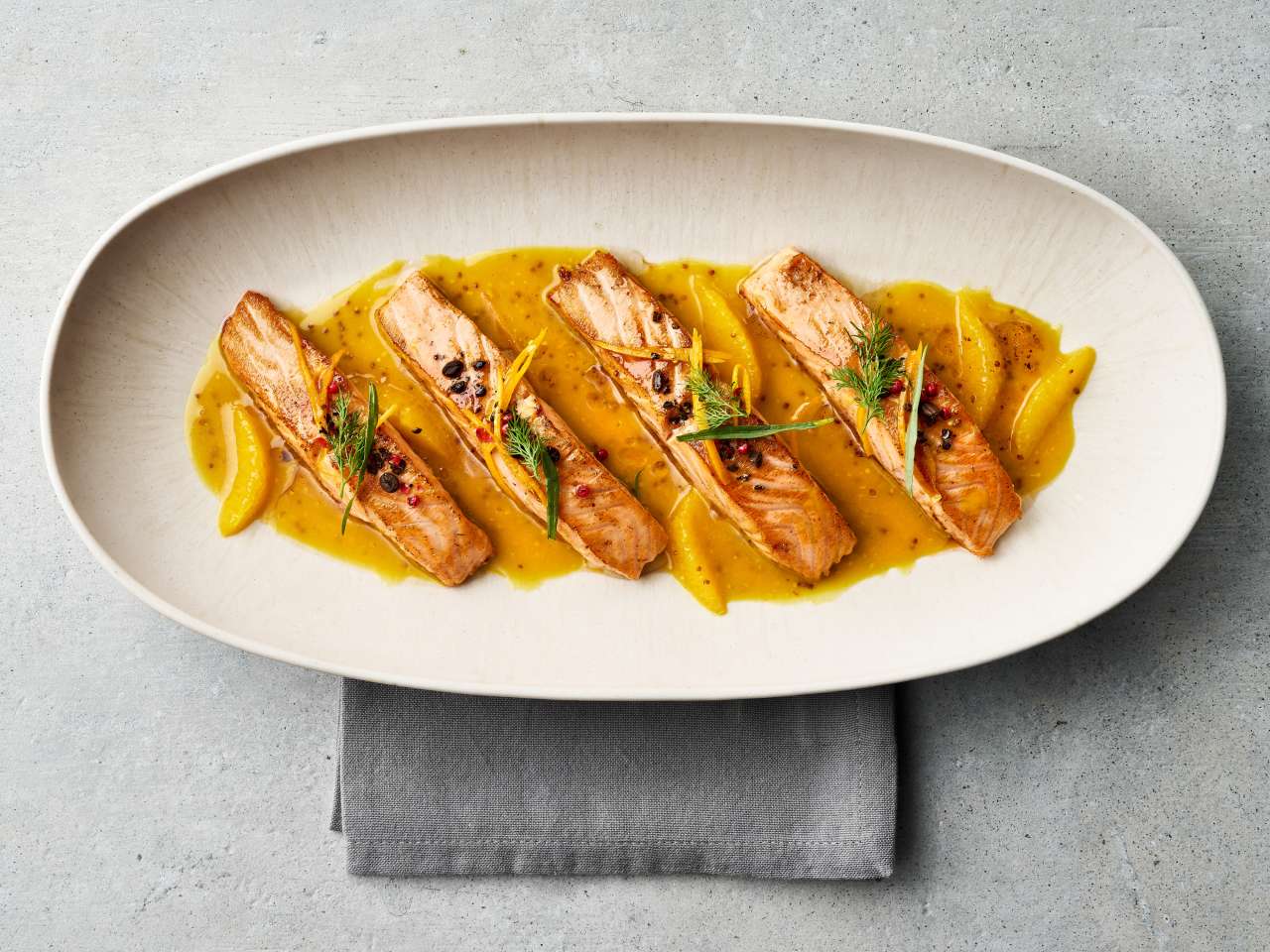 Rezept: Lachsfilets mit Kaffeesalz und Orangen-Senf-Sauce