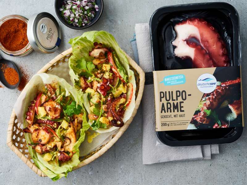 Pulpo mit Ananas und Curryjoghurt im Salatblatt