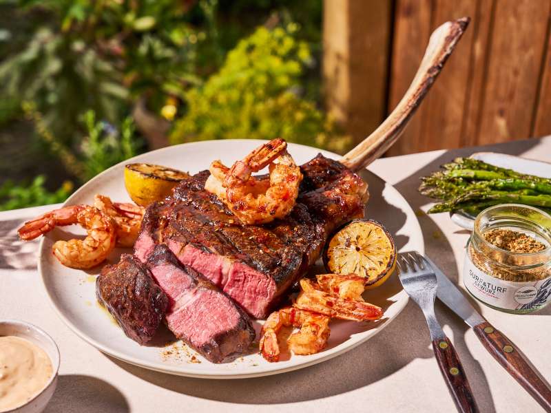 Surf & Turf:Tomahawk Steak mit Rotgarnelen