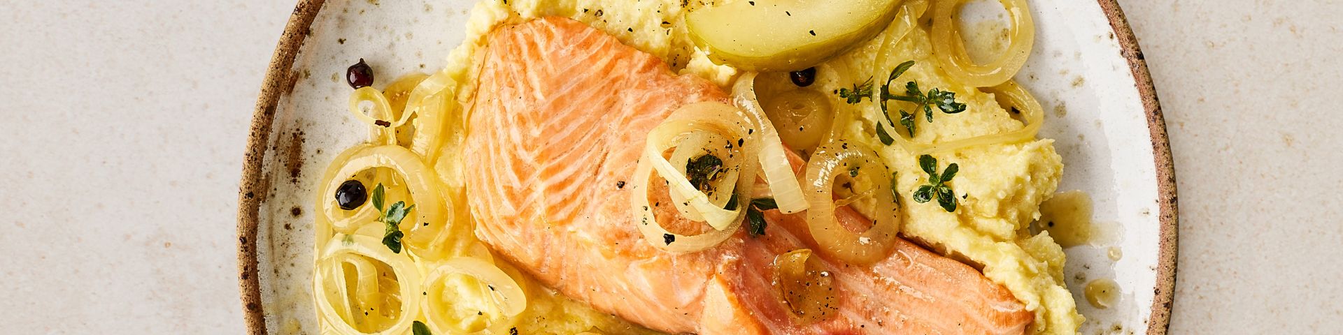 Fjordforellenfilet an Polenta mit Apfelspalten und Preiselbeeren