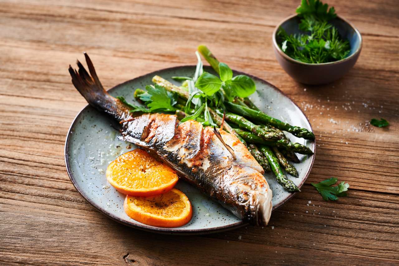 Rezept: Gegrillter Wolfsbarsch mit Spargel